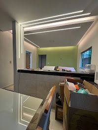 Cozinha integrada com forro de gesso e iluminação planejada - reforma completa BH